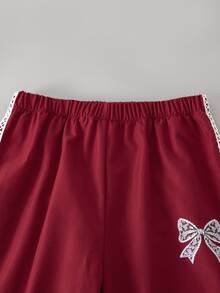 SHEIN 女童休閒百搭極簡風外套套裝，胸前白色字母圖案刺繡，袖口與褲側飾白色緞帶蝴蝶結，彈性袖口與下擺，適合秋冬戶外散步、購物、通勤、旅行，可搭配T恤與長袖上衣 - 酒紅色 - 查看 9