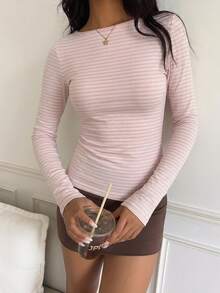 CovetEZ 休閒極簡風粉色條紋滿版印花女款船領長袖T恤，適合秋冬，百搭層次穿搭 - 白色 - 查看 4