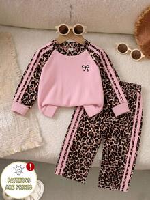 SHEIN Playful Pals 2件組女嬰春秋款棕色與粉色拼色豹紋側邊粉色條紋圓領長袖上衣寬腿褲套裝，可愛運動風 - 藍色 - 查看 1