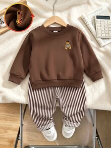 SHEIN طقم ملابس للأولاد الرضع من 0-3 سنوات بأسلوب فرنسي جديد، قطعتان بلون بني، سويتشيرت برقبة دائرية مع نمط دب وبنطال مخطط، مناسب للخروجات والمدرسة والمناسبات الأخرى - بني - مشاهدة 2