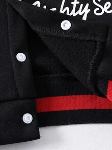 SHEIN Genkimix Kids 1件男童單件街頭風夾克，簡約翻領設計，白色袖子搭配藍色主體，字母圖案印花長袖開襟夾克，客製化針織對比羅紋袖口與下擺，保暖，適合日常穿著、運動、上學、旅行，百搭各種長褲 - 紅色 - 查看 4