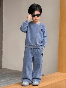 SHEIN Little Byeori 兒童男童 2件組 新款時尚基礎款刺繡藍色針織丹寧寬鬆連帽衛衣與牛仔褲套裝，適合男孩秋冬街頭風穿搭，幼兒套裝 - 淺色水洗藍 - 查看 7