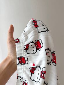 ZzzCrew HELLO KITTY AND FRIENDS | SHEIN طقم بيجامة نسائي من الصوف الناعم المضلع مع طباعة قطة KT ملابس منزلية مشتركة العلامة التجارية - أبيض - مشاهدة 7