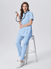 Scrubzie طقم ملابس طبية بلون موحد، ملابس علوية بأكمام قصيرة وبنطال طويل - أزرق فاتح اللون - مشاهدة 4