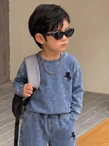 SHEIN Little Byeori 兒童男童 2件組 新款時尚基礎款刺繡藍色針織丹寧寬鬆連帽衛衣與牛仔褲套裝，適合男孩秋冬街頭風穿搭，幼兒套裝 - 淺色水洗藍 - 查看 5