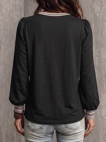 Glimmora 時尚休閒復古基本款圓領泡泡長袖 T-shirt，黑色主體搭配對比白色條紋印花袖口與領口設計 - 彩色 - 查看 2