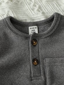 SHEIN Souflis 2pcs Toddler Boy Henley Top + Pants Preppy Dark Grey Button Pocket Ribbed Long Sleeve Round Neck Regular Birthday Party Fall Sweaters Jumpers Solid - Grey - View 4