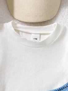 SHEIN Playful Pals 2件組男嬰春秋俏皮工裝風白色長袖T恤搭配運動字母印花吊帶褲套裝，寬鬆舒適版型，適合日常外出、學校活動、戶外玩耍、家庭聚會、拍照，戶外休閒仿水洗水紋印花 - 淺藍色 - 查看 4