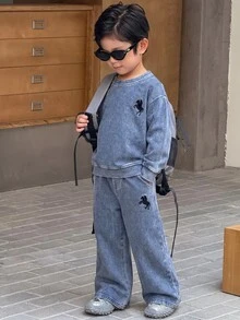 SHEIN Little Byeori 兒童男童 2件組 新款時尚基礎款刺繡藍色針織丹寧寬鬆連帽衛衣與牛仔褲套裝，適合男孩秋冬街頭風穿搭，幼兒套裝 - 淺色水洗藍 - 查看 4