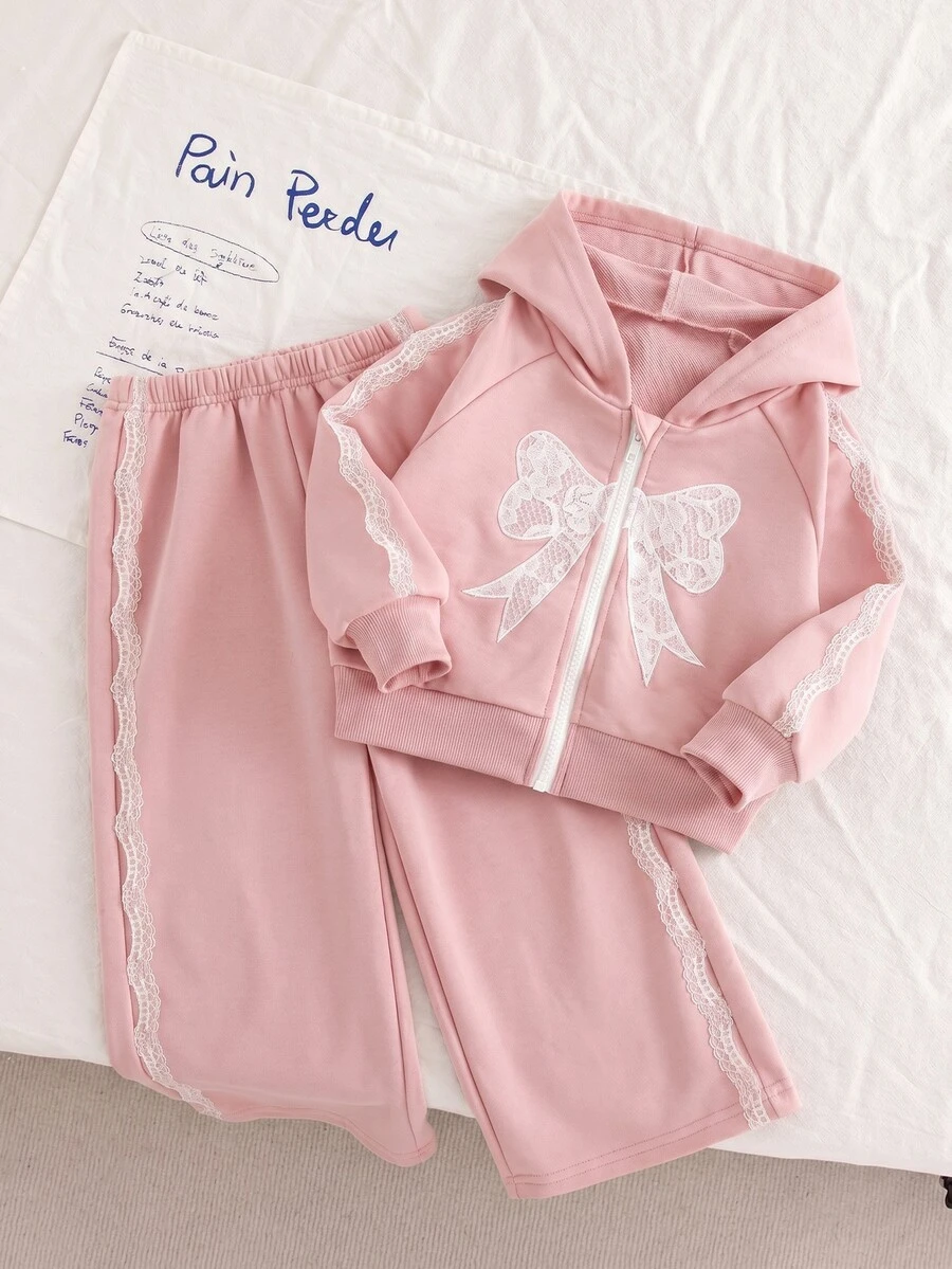 SHEIN Genkimix Kids 2件組女童春秋聖誕海軍藍甜美風薄針織運動套裝,蕾絲蝴蝶結圖案插肩連袖連帽拉鍊外套搭配蕾絲飾邊寬腿長褲,適合上學、通勤、戶外出遊與日常購物的多功能兩件套 - 粉色 - 查看 1