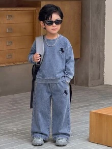 SHEIN Little Byeori 兒童男童 2件組 新款時尚基礎款刺繡藍色針織丹寧寬鬆連帽衛衣與牛仔褲套裝，適合男孩秋冬街頭風穿搭，幼兒套裝 - 淺色水洗藍 - 查看 6