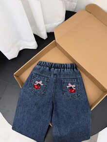 SHEIN 女童藍色棉質牛仔褲，柔軟寬鬆彈性，飾有刺繡櫻桃與蝴蝶結，適合春夏秋冬穿著 - 深色水洗藍 - 查看 2