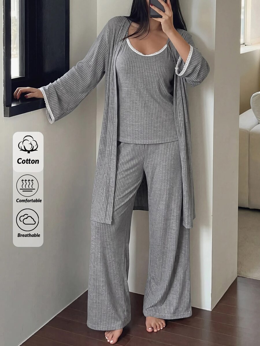 SHEIN Cottnline طقم ملابس منزلية 3 قطع من قميص كامي محبوك مضلع بلون سادة مع حافة دانتيل، روب مفتوح من الأمام وبنطال واسع الساق، ملابس نوم كاجوال ناعمة الملمس - رمادي - مشاهدة 1