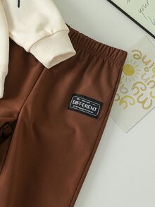 SHEIN طقم كنزة وبنطال رياضي للأطفال الصبيان من قطعتين، بلون بيج وبني مع طباعة حروف جرافيتي ورذاذ، أكمام طويلة وياقة دائرية، بقصة عادية، مناسب للخارج وللخريف - بني - مشاهدة 7
