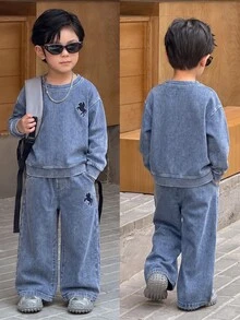 SHEIN Little Byeori 兒童男童 2件組 新款時尚基礎款刺繡藍色針織丹寧寬鬆連帽衛衣與牛仔褲套裝，適合男孩秋冬街頭風穿搭，幼兒套裝 - 淺色水洗藍 - 查看 1