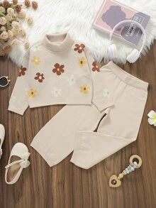 SHEIN 對比花卉提花半高領幼兒毛衣套裝，寬鬆長袖針織上衣搭配同款直筒針織長褲，寬鬆落肩花卉毛衣與純色寬腿長褲，韓系田園風休閒童裝，簡約溫柔風格女嬰款，適合日常穿著、旅行、度假、家庭聚會、上學 - 杏色 - 查看 5
