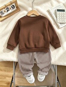 SHEIN طقم ملابس للأولاد الرضع من 0-3 سنوات بأسلوب فرنسي جديد، قطعتان بلون بني، سويتشيرت برقبة دائرية مع نمط دب وبنطال مخطط، مناسب للخروجات والمدرسة والمناسبات الأخرى - بني - مشاهدة 3