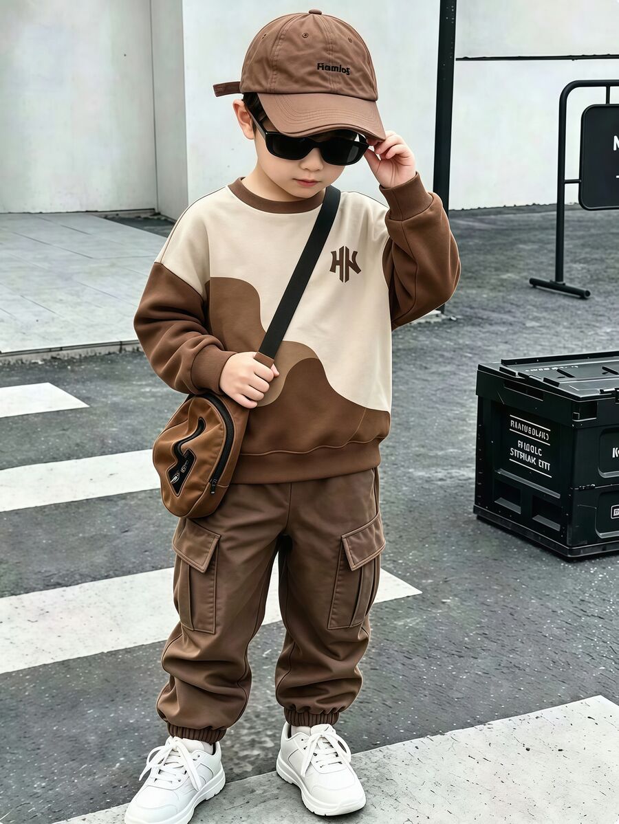 1套HK字母印花棕色與杏色拼接男童幼兒長袖運動衫與慢跑工裝褲套裝 - 彩色 - 查看 1