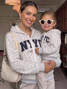 SHEIN Playful Pals 1件幼童女款拉鍊連帽外套 可愛學院風 白色豹紋字母長袖連帽外套 戶外冬季秋冬聖誕羅紋 - 淺灰色 - 查看 7