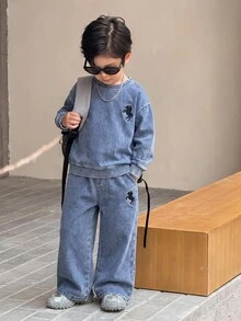 SHEIN Little Byeori 兒童男童 2件組 新款時尚基礎款刺繡藍色針織丹寧寬鬆連帽衛衣與牛仔褲套裝，適合男孩秋冬街頭風穿搭，幼兒套裝 - 淺色水洗藍 - 查看 3