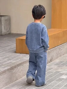 SHEIN Little Byeori 兒童男童 2件組 新款時尚基礎款刺繡藍色針織丹寧寬鬆連帽衛衣與牛仔褲套裝，適合男孩秋冬街頭風穿搭，幼兒套裝 - 淺色水洗藍 - 查看 2