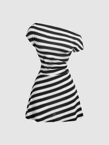 SHEIN MOD Gaun Mini Liburan Bergaris dengan Leher Asimetris dan Potongan Pas Badan - Hitam dan Putih - View 1