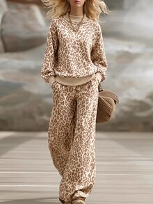 Breezaya Bộ đồ mặc nhà 2 món họa tiết da báo cho nữ, áo sweatshirt cổ cao và quần ống loe, bộ đồ thể thao thường ngày - Nhiều màu - Xem 1