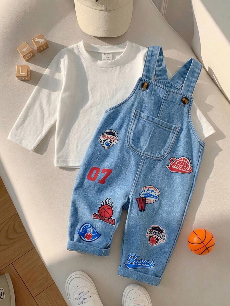 SHEIN Playful Pals 2件組男嬰春秋俏皮工裝風白色長袖T恤搭配運動字母印花吊帶褲套裝,寬鬆舒適版型,適合日常外出、學校活動、戶外玩耍、家庭聚會、拍照,戶外休閒仿水洗水紋印花 - 淺藍色 - 查看 1