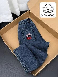 SHEIN 女童藍色棉質牛仔褲，柔軟寬鬆彈性，飾有刺繡櫻桃與蝴蝶結，適合春夏秋冬穿著 - 深色水洗藍 - 查看 1
