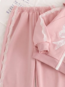 SHEIN Genkimix Kids 2件組女童春秋聖誕海軍藍甜美風薄針織運動套裝，蕾絲蝴蝶結圖案插肩連袖連帽拉鍊外套搭配蕾絲飾邊寬腿長褲，適合上學、通勤、戶外出遊與日常購物的多功能兩件套 - 粉色 - 查看 4