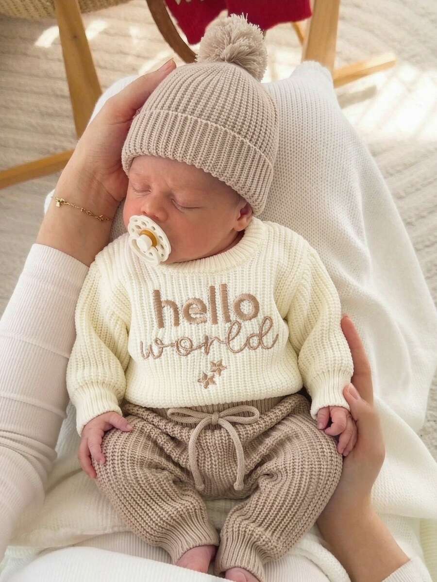 SHEIN 3件組新生兒針織毛衣褲子帽子套裝,甜美奶油卡其色,Hello World星星刺繡,羅紋毛球針織帽,長袖攝影拍照秋季連身衣 - 卡其色 - 查看 1