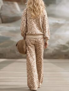 Breezaya Bộ đồ mặc nhà 2 món họa tiết da báo cho nữ, áo sweatshirt cổ cao và quần ống loe, bộ đồ thể thao thường ngày - Nhiều màu - Xem 2