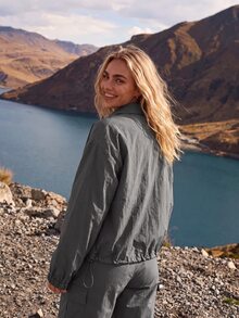 WanderVale Jaket Olahraga Wanita Gaya Sederhana Warna Abu-abu, Cocok untuk Olahraga, Kebugaran, dan Pemakaian Sehari-hari - Dark Grey - View 2