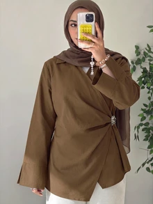 Solavon 大尺碼女款純色長袖側腰金屬裝飾不對稱下擺優雅襯衫 - 咖啡棕 - 查看 1