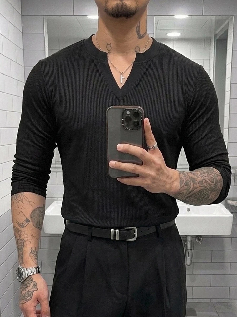DAZY 春秋款純色小V領開口黑色紋理面料男士T恤 - 黑色 - 查看 1