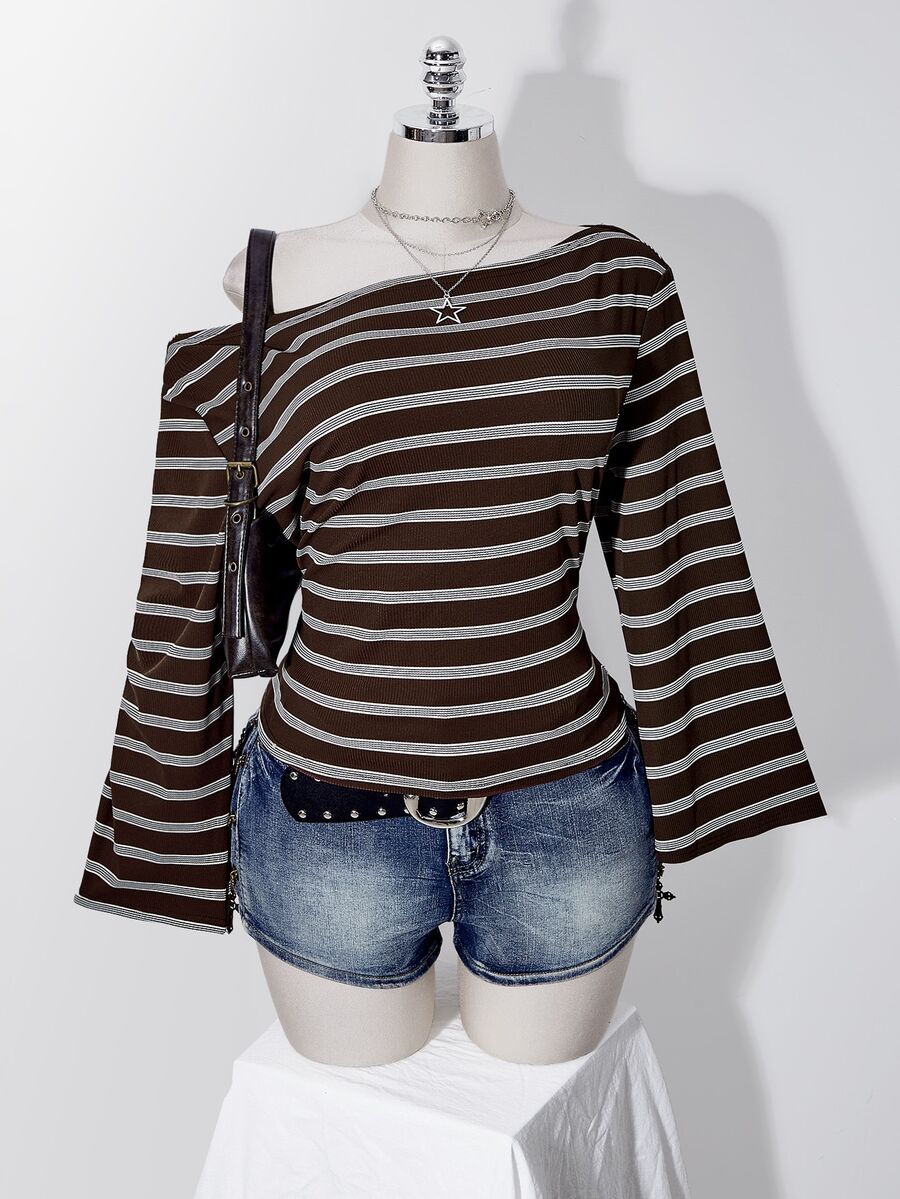 SHEIN ICON Kaos Wanita Ukuran Besar Bergaris dengan Bahu Asimetris dan Lengan Lonceng - Coklat - View 1
