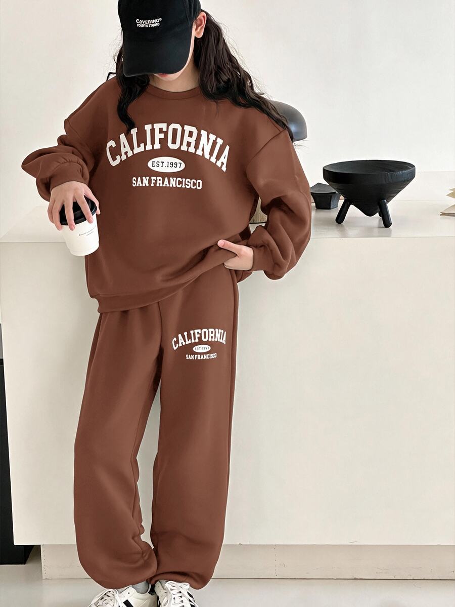 青少年女孩舒適休閒極簡英文標語印花寬鬆圓領長袖套頭運動衫與錐形運動長褲套裝,適合居家與外出,深綠色,聖誕 - 咖啡棕 - 查看 1