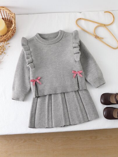 SHEIN Playful Pals Conjunto de Suéter para Menina Jovem com Laço, Gola Redonda, Ombro Caído, Manga Longa, Suéter Pulôver + Saia Plissada Combinando, Macio e Confortável, Adequado para Uso Diário, Adequado para Passeios, Adequado para Viagens, Adequado para Férias, Adequado para Creche, Adequado para Brincadeiras de Menina Jovem