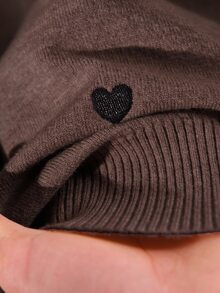 CosyJoli 女款大尺碼復古愛心刺繡鈕扣針織開襟衫 - 咖啡棕 - 查看 7