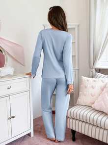 SweetSlumber طقم بيجامة نسائي بقطعة علوية مزينة بالدانتيل الفرنسي والترقيع والأزرار مع بنطال طويل - أزرق فاتح اللون - مشاهدة 2