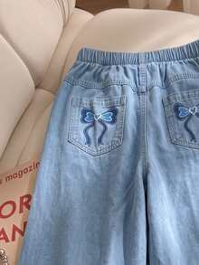 SHEIN Genkimix Kids 女童牛仔長褲，四季新款，美式休閒風，淺藍色牛仔，彈性腰頭配後口袋藍色蝴蝶結印花設計，結合牛仔酵素洗水工藝，直筒寬腿版型，柔軟舒適面料，易搭配，適合日常穿著、聚會、旅行等多種場合，四季新款女童牛仔長褲 - 淺色水洗藍 - 查看 6
