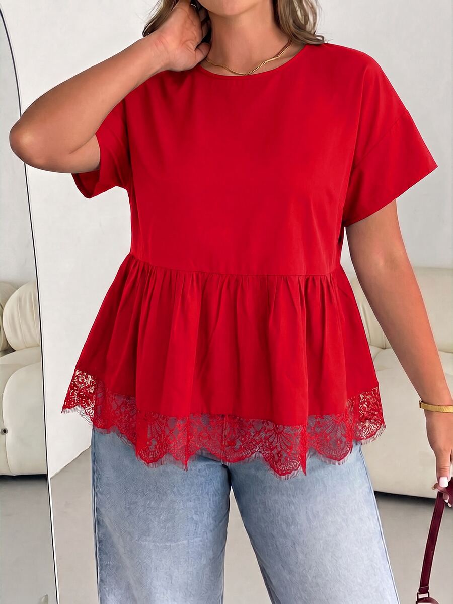 SHEIN Essnce 大尺碼女款春夏時尚休閒寬鬆涼爽舒適日常百搭顯瘦黑色蕾絲飾邊下擺短袖娃娃上衣,外出上衣,極簡風,蕾絲飾邊黑色上衣,夏季襯衫 - 紅色 - 查看 1