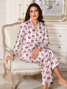 LuxeNights طقم بيجامة بنطال وأكمام طويلة بياقة كارديجان من الحرير الصناعي بطبعة فيونكة وقلب - الأحمر - مشاهدة 7
