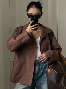 DAZY 秋冬款酒紅色領口拉鍊長袖修身口袋裝飾短版休閒女款常規夾克 - 酒紅色 - 查看 3