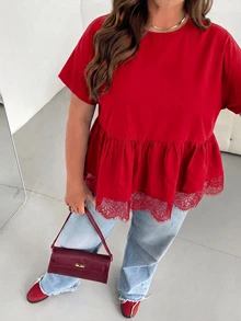 SHEIN Essnce 大尺碼女款春夏時尚休閒寬鬆涼爽舒適日常百搭顯瘦黑色蕾絲飾邊下擺短袖娃娃上衣，外出上衣，極簡風，蕾絲飾邊黑色上衣，夏季襯衫 - 紅色 - 查看 4