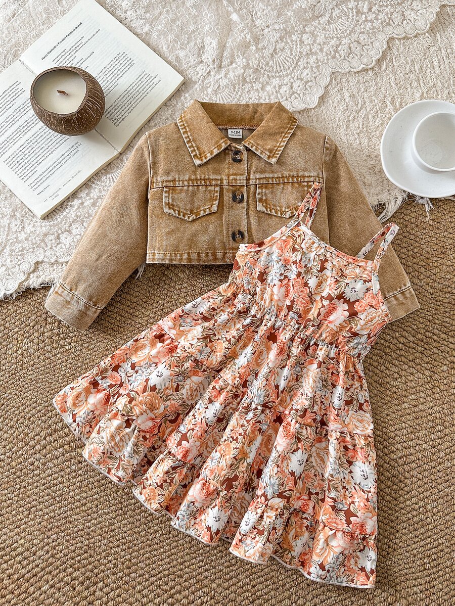 SHEIN Vintaside Kids 女嬰花卉印花細肩帶洋裝搭配鈕扣長袖牛仔外套套裝 - 卡其色 - 查看 1