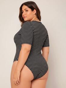 SHEIN BASICS 大尺碼休閒條紋拼接配色短袖連身衣 - 黑與白 - 查看 2