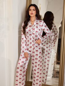LuxeNights طقم بيجامة بنطال وأكمام طويلة بياقة كارديجان من الحرير الصناعي بطبعة فيونكة وقلب - الأحمر - مشاهدة 5