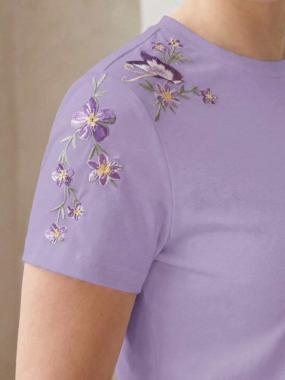 MOTF PLUS SUMMER DELICATE FLORAL EMBROIDERED T-SHIRT
