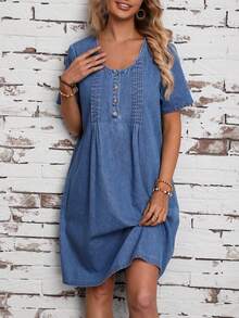 SHEIN CURVE+ Gaun Denim Kasual Wanita Ukuran Besar dengan Leher Bulat, Lengan Pendek, dan Kancing Setengah Plaket - Biru - View 1